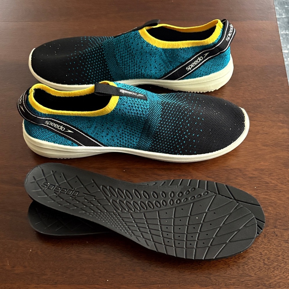 Speedo Men’s Black and Teal Slip-On Water Shoes size 8